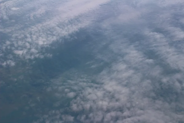 A légi felvétel a kék ég és a felhő felső kilátás repülőgép ablakból — Stock Fotó