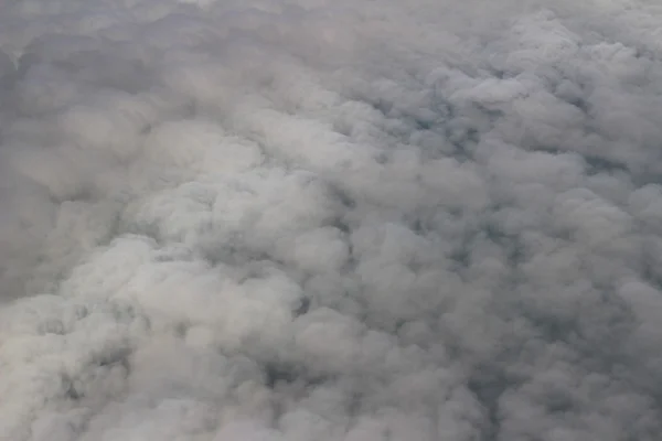 Mavi gökyüzü ve uçak penceresinden bakış bulut Top havadan görünümü — Stok fotoğraf