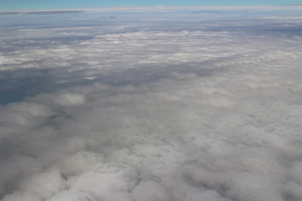 Un avion volant dans le ciel bleu — Photo