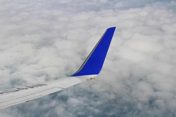 Een vliegtuig vliegen in de blauwe hemel — Stockfoto