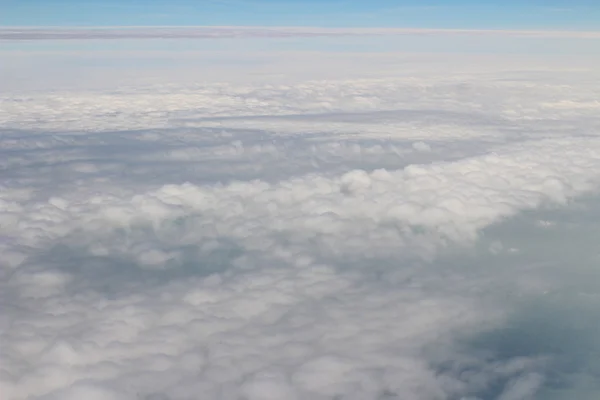 푸른 하늘과 구름 탑 뷰 비행기 창에서의 항공 보기 — 스톡 사진