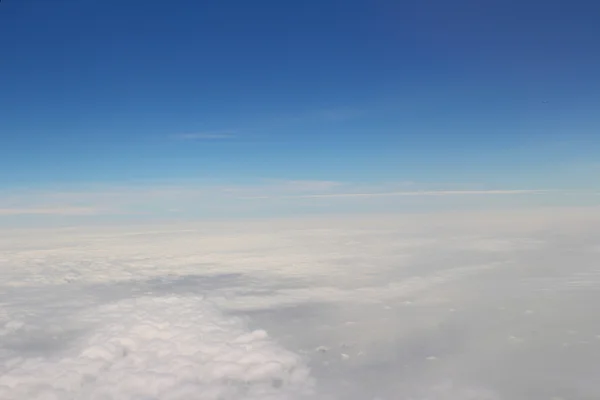 Vue sur le ciel et les nuages depuis un avion — Photo