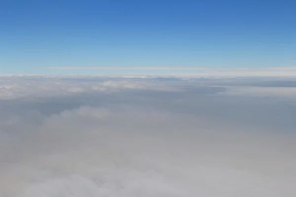 Un avion volant dans le ciel bleu — Photo