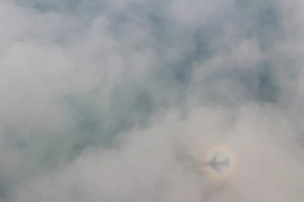 Een vliegtuig vliegen in de blauwe hemel — Stockfoto