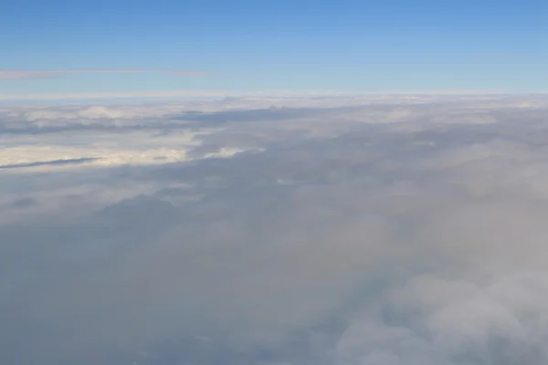 Vue sur le ciel et les nuages depuis un avion — Photo