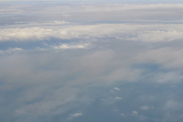 Luchtfoto van blauwe hemel en Cloud bovenaanzicht van vliegtuig venster — Stockfoto