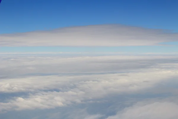 Uma aeronave voando no céu azul — Fotografia de Stock