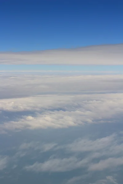 Vista aérea do céu azul e da nuvem Vista superior da janela do avião — Fotografia de Stock