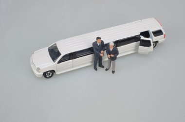 limosineee araba ile iş adamı