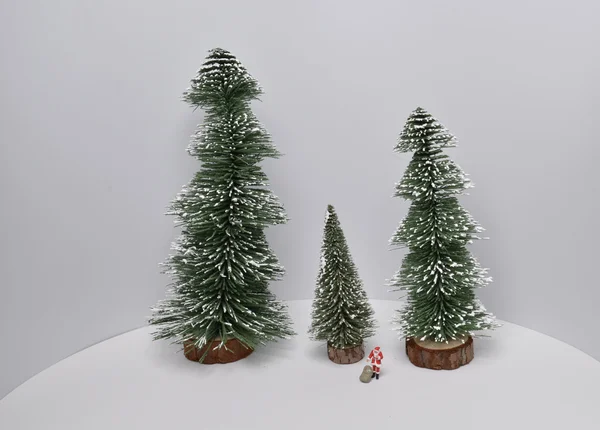 Dekorację świąteczną i śnieg na drewno — Zdjęcie stockowe