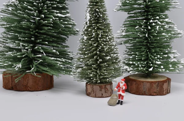 Рождественские украшения и снег на дереве — стоковое фото