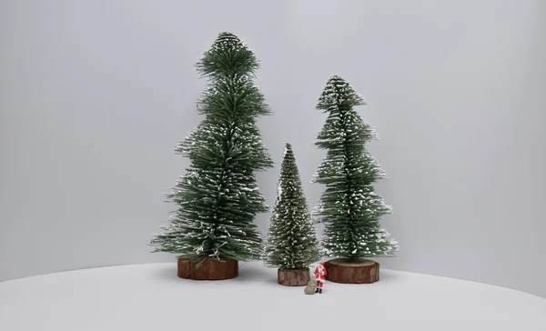 Karácsonyi dekoráció és fa a hó — Stock Fotó