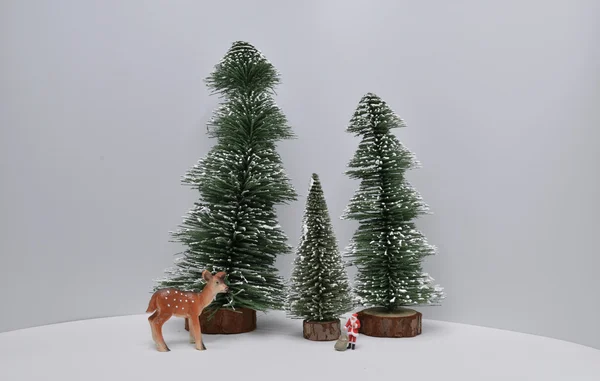 Decoración navideña y nieve sobre madera — Foto de Stock