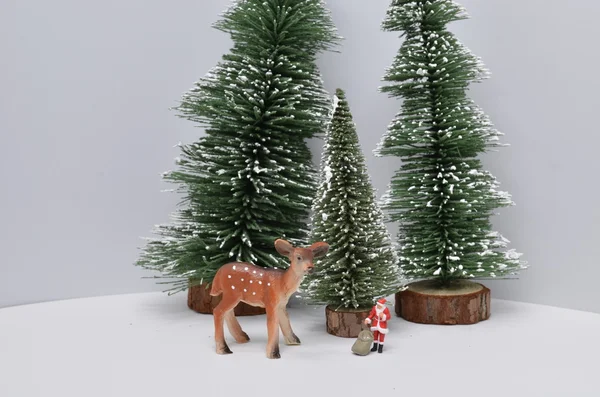 Vánoční dekorace a sníh na dřevo — Stock fotografie