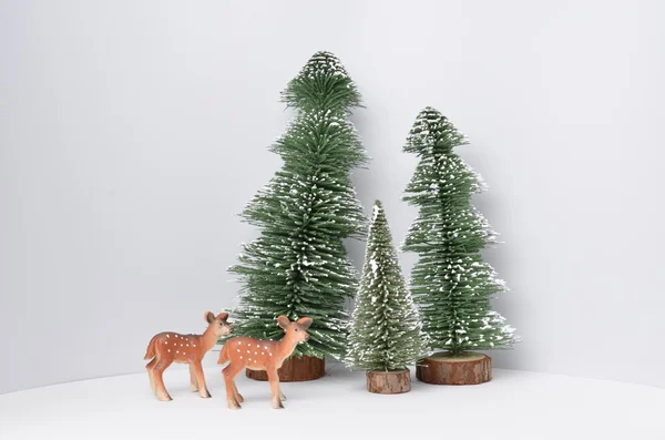 Árbol de Navidad con figura pequeña — Foto de Stock