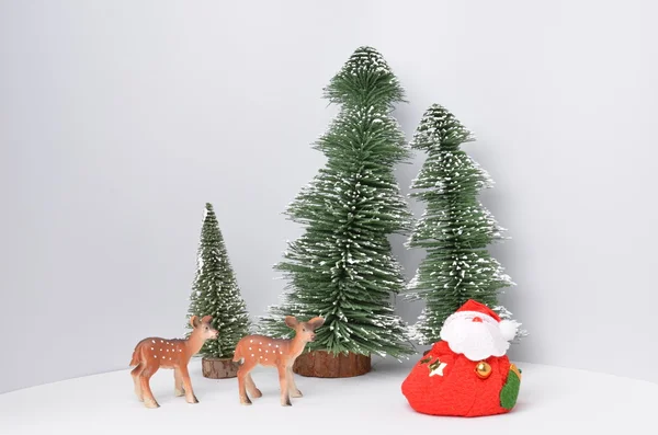 Árbol de Navidad con figura pequeña — Foto de Stock