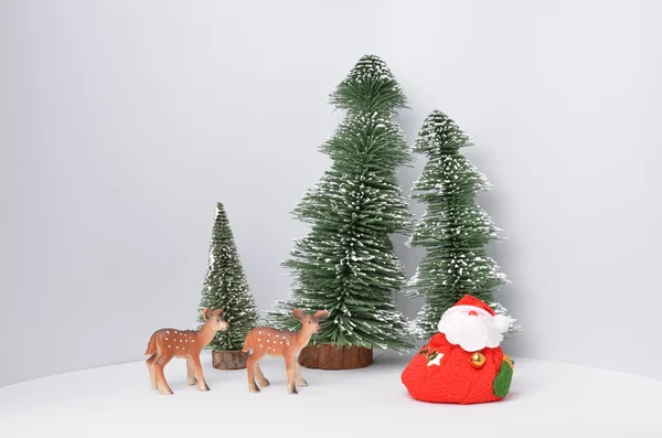 Рождественская елка с фигуркой — стоковое фото