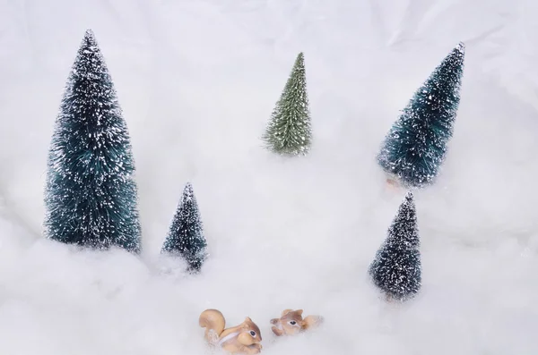 Zierfigur mit Weihnachtsbäumen und Schnee — Stockfoto