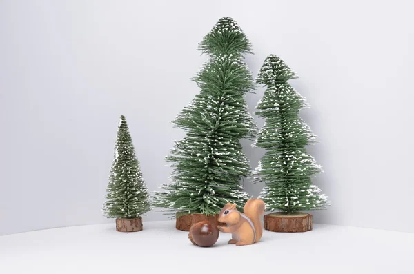 Árbol de Navidad con figura pequeña — Foto de Stock