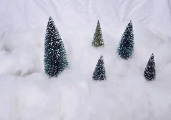 Zierfigur mit Weihnachtsbäumen und Schnee — Stockfoto