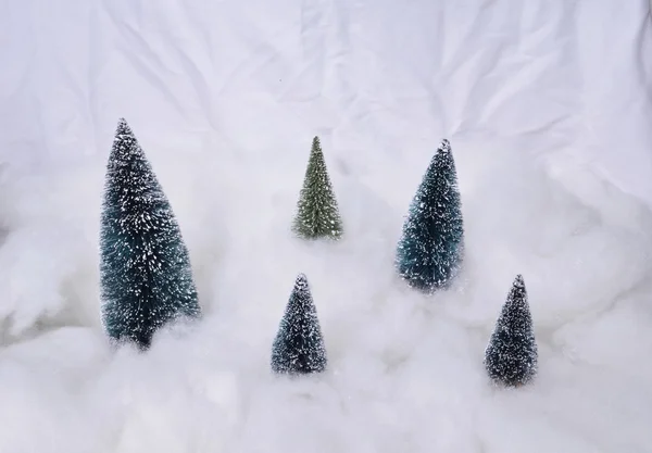 Zierfigur mit Weihnachtsbäumen und Schnee — Stockfoto