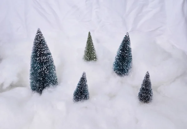 Zierfigur mit Weihnachtsbäumen und Schnee — Stockfoto