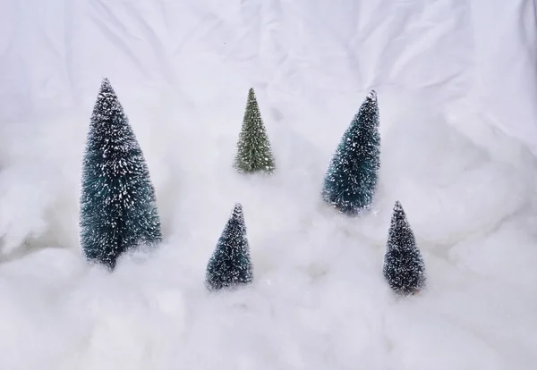 Zierfigur mit Weihnachtsbäumen und Schnee — Stockfoto