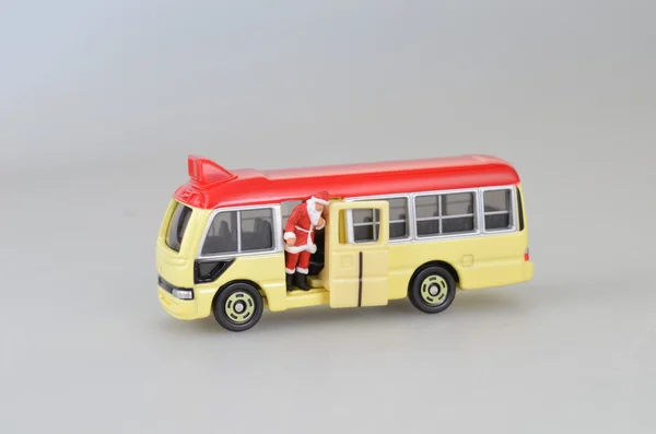 Julenissefigur med minibuss – stockfoto