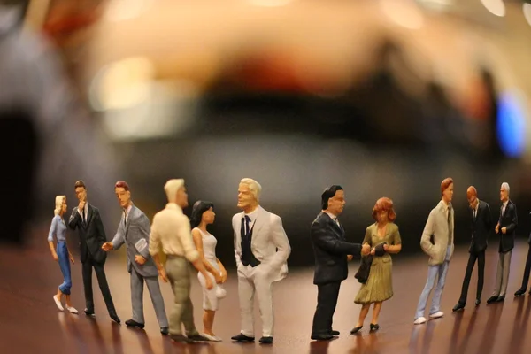 Las pequeñas figuras del evento de la reunión de negocios — Foto de Stock