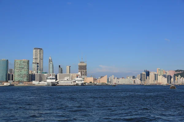 在蔚蓝的天空 Hong 香港天际线的视图 — 图库照片