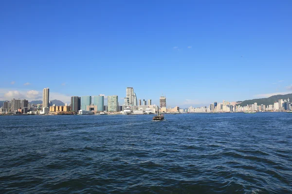 青い空に Hong Kong のスカイラインの眺め — ストック写真