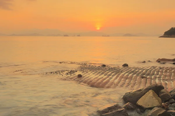 热带海滩在美丽的日落在瀑布湾 — 图库照片