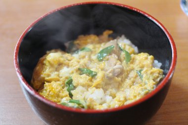 Pirinç omlet üstte ile