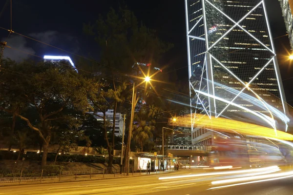 Traffico e urbano di notte — Foto Stock