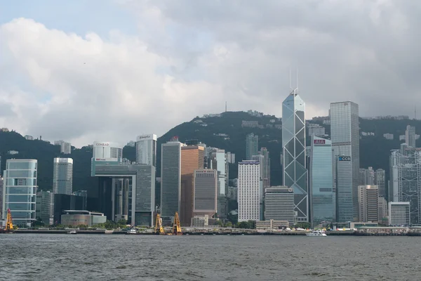 Şehir silüeti ile öğleden sonra Hong Kong Victoria Harbor — Stok fotoğraf