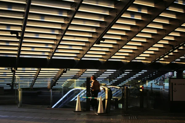 Touristen und Einheimische reisen am jr osaka Bahnhof und Bus ter — Stockfoto