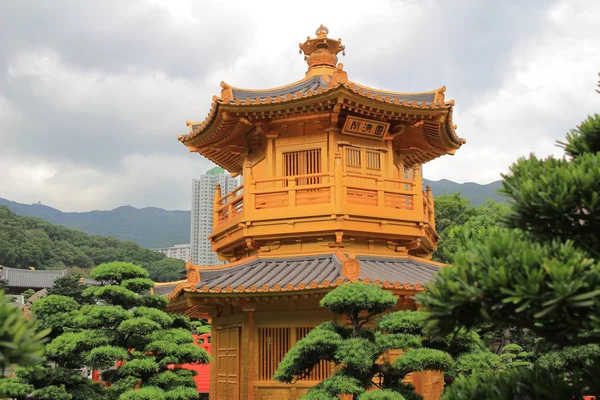 Orientaliska gyllene paviljongen Chi lin nunnekloster och kinesisk trädgård, — Stockfoto