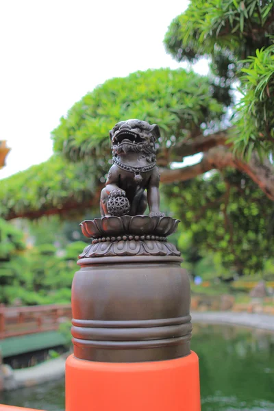 Un pequeño de metal estatuas de león — Foto de Stock