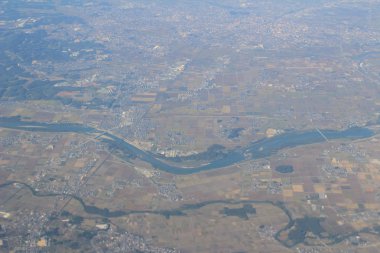 Yere uçak penceresinden bakış 