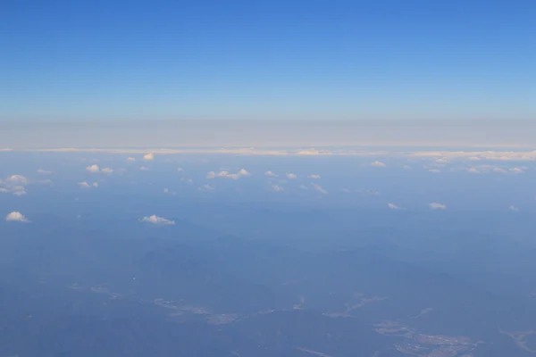 Vista do solo da janela do avião — Fotografia de Stock