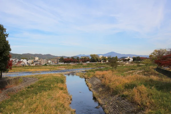 Río Katsura frente a la montaña Arashiyama en Kyoto —  Fotos de Stock