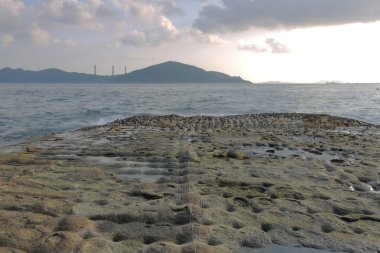  Güzel gün batımı tropikal kumsalda şelale koyunda