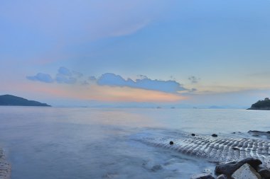  Güzel gün batımı tropikal kumsalda şelale koyunda