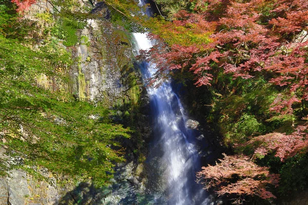 Cascada de Minoh en otoño, Osaka, Japón — Foto de Stock