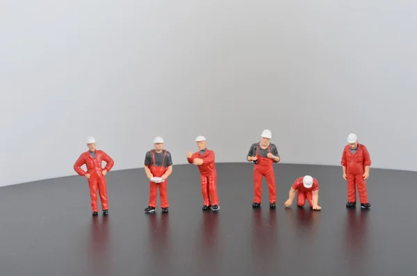 Trabalhador engenheiro de pessoas em miniatura no conceito de fábrica — Fotografia de Stock