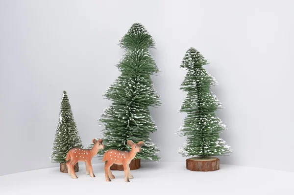 Árbol de Navidad con figura pequeña — Foto de Stock