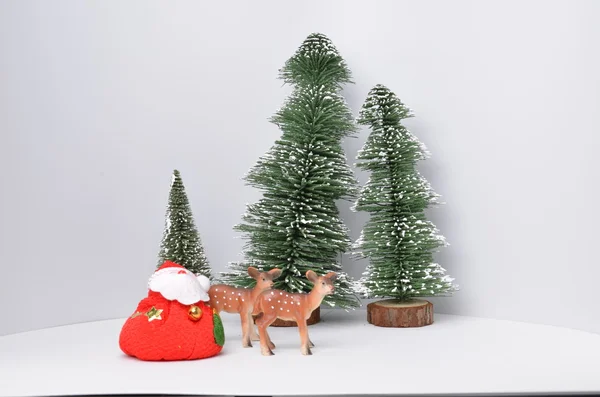 Árbol de Navidad con figura pequeña — Foto de Stock