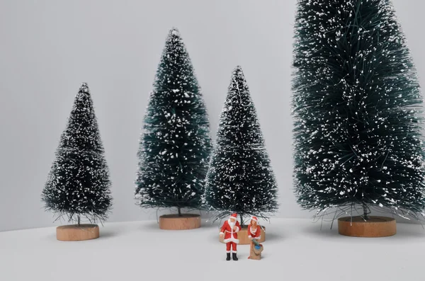 Decoración navideña y nieve sobre madera —  Fotos de Stock