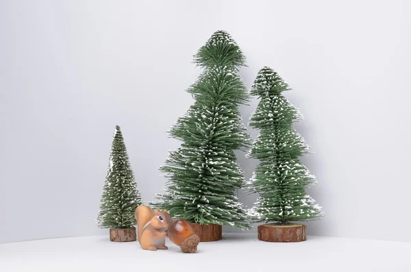 Árbol de Navidad con figura pequeña — Foto de Stock