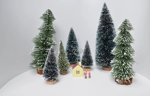 Рождественские украшения и снег на дереве — стоковое фото